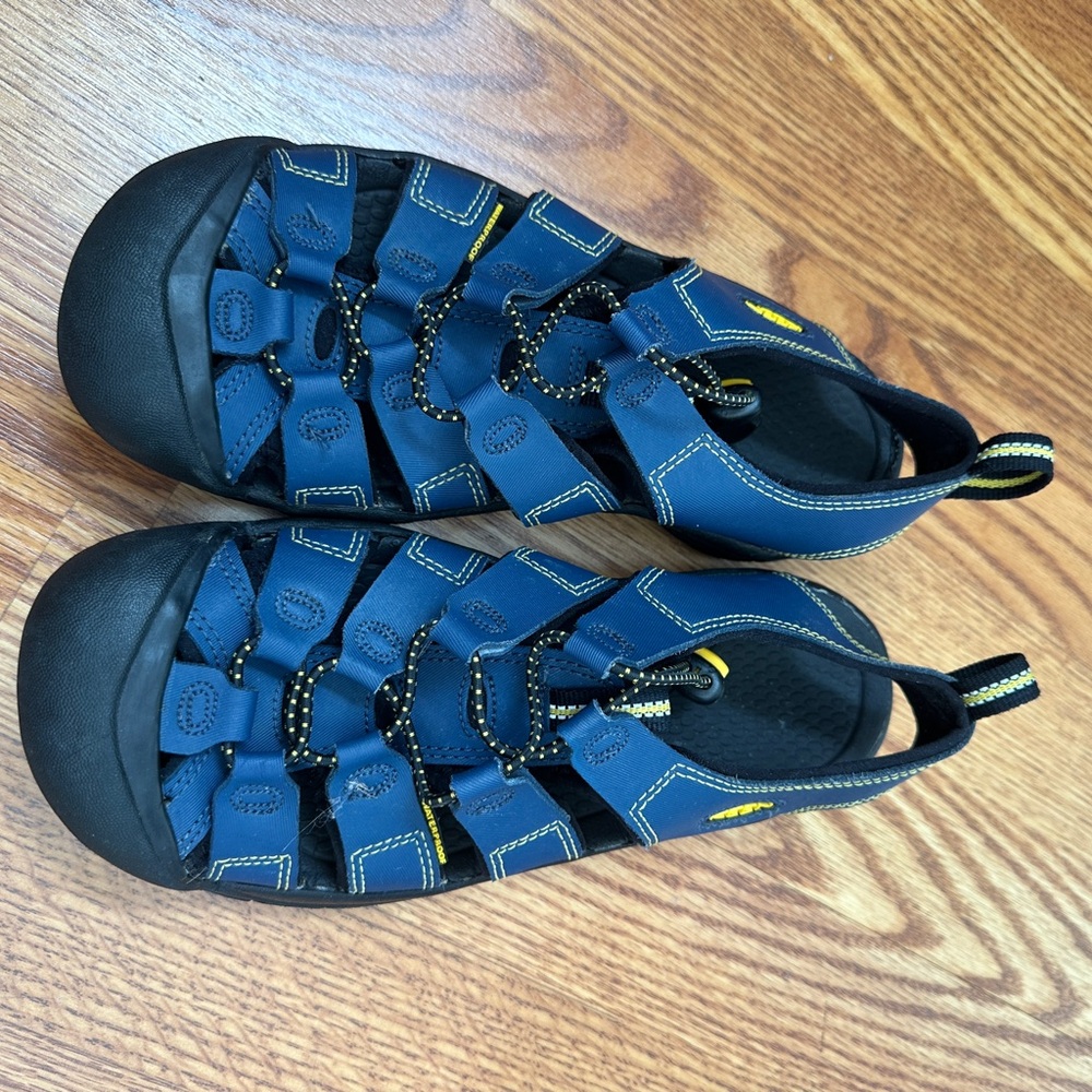 Keen women shoes.